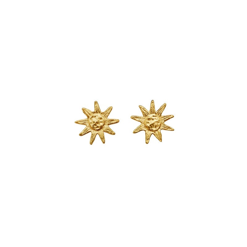 June øreringe i forgyldt sølv fra Maanesten med hamret solmotiv, 8 mm.